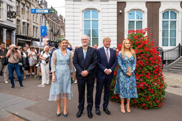 Thom de Graaf temidden van het koninklijk paar en de kroonprinses (foto: Raad van State/Jeroen van der Meyde)