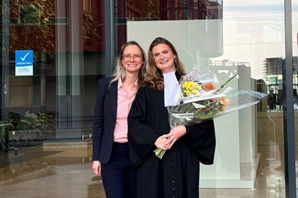 rechts: Valerie Vogel