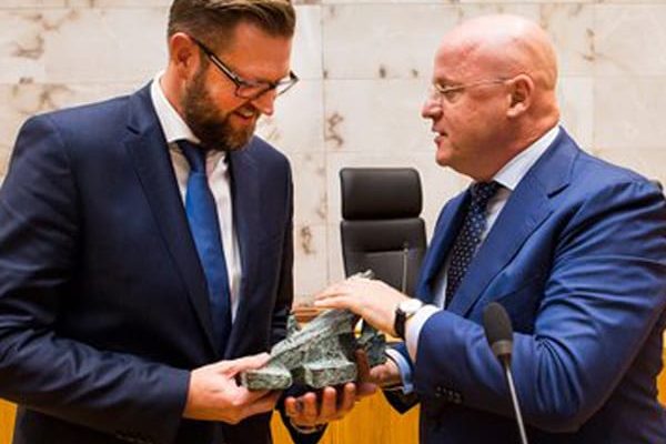 Web-IQ-directeur Eldert van Wijngaarden (links) ontvangt de prijs uit handen van minister Grapperhaus. Foto Bart van Vliet