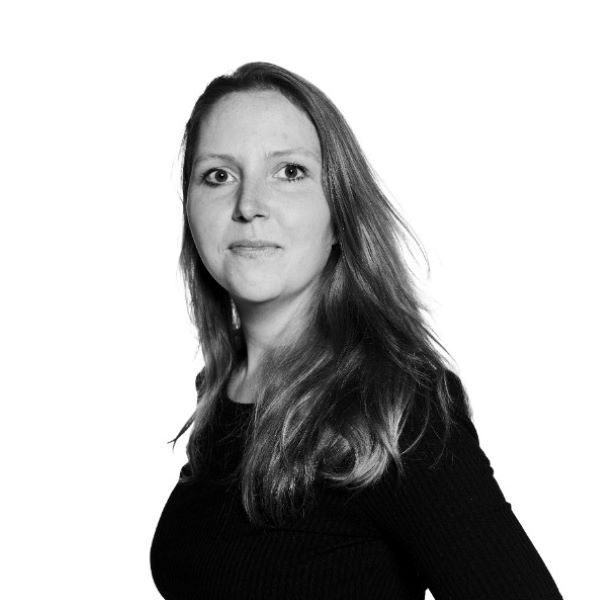 Veerle-van-Druenen-4-half-totaal-staand-zijwaarts-naar-links-neutraal-kijkend-in-camera1