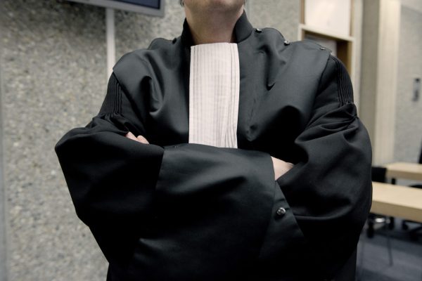 Schorsing voor advocaat die tijdens schorsing toch in toga op zitting verschijnt - Mr. Online