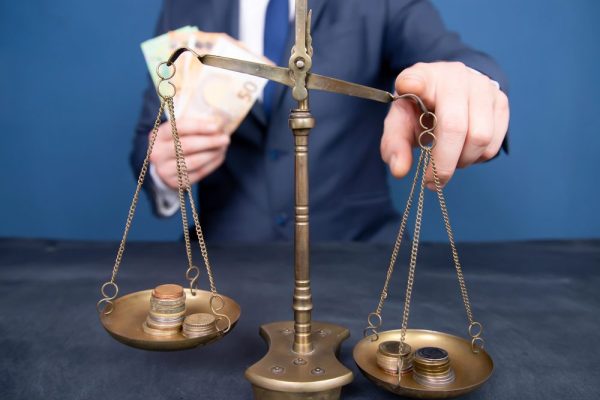 Rechtbank negeert Raad van State en halveert proceskostenvergoeding voor asieladvocaten - Mr. Online