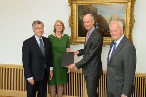 vlnr Fred Hammerstein, Ruth de Bock, minister Stef Blok en Daan Asser. Foto Robert Huiberts