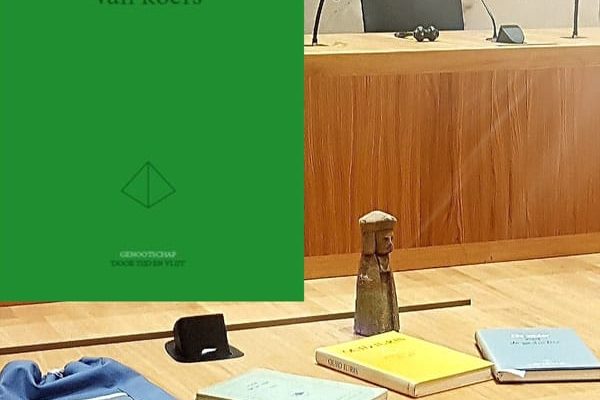 De bundel ‘Verandering van Koers’, andere jubileumbundels en een beeldje van Sant Erwan, de beschermheilige van de advocatuur. Foto ‘Door Tijd en Vlijt’.