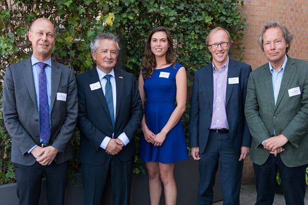 Winnares ChiChi de Haan te midden van de juryleden. Foto Stichting Beer Impuls