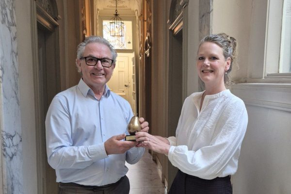 Melita van der Mersch ontvangt de Gouden Peer uit handen van Mr.-hoofdredacteur Michiel van Kleef.