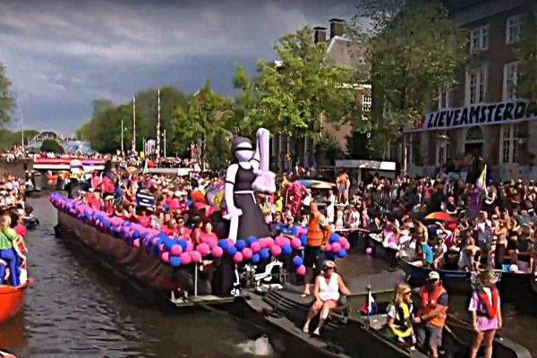 Regenboognetwerk van de Rechtspraak vaart mee met botenparade Pride - Mr. Online