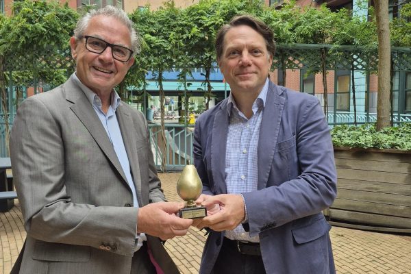Martijn Snoep (rechts) ontvangt de Gouden Peer uit handen van Mr.-hoofdredacteur Michiel van Kleef.